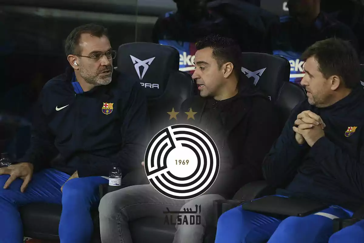 Òscar Hernández, Xavi y Sergio Alegre sentados en un banquillo de fútbol, dos de ellos con chaquetas del FC Barcelona y uno con ropa casual, con el logo del Al Sadd en primer plano.