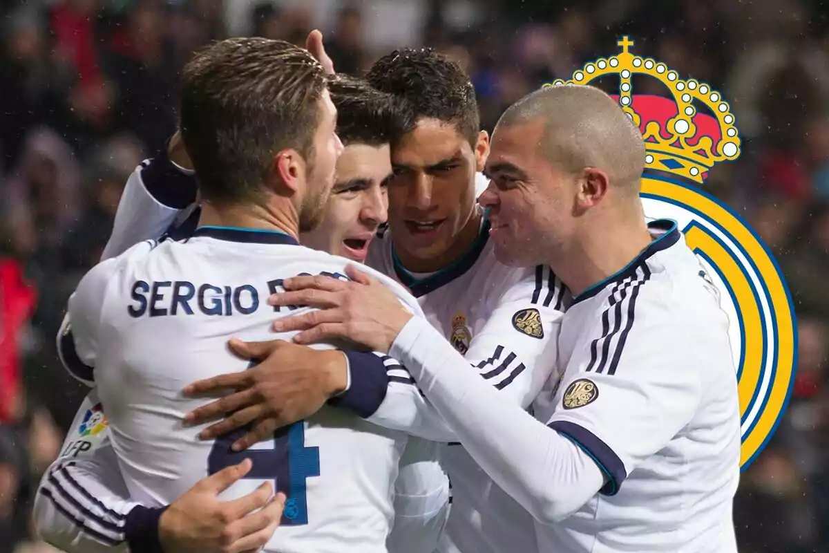 Jugadores de fútbol del Real Madrid celebrando un gol con el logo del equipo en el fondo.