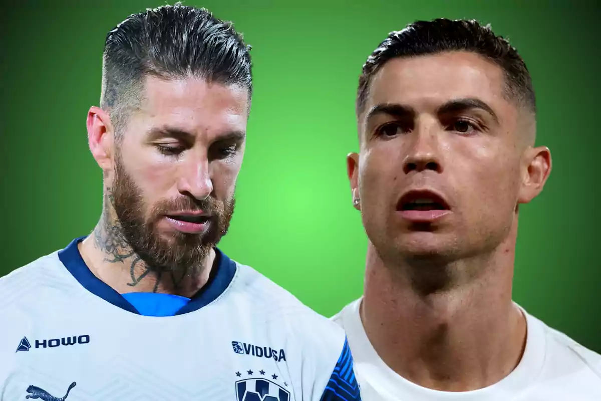 Dos jugadores de fútbol con camisetas blancas sobre un fondo verde.