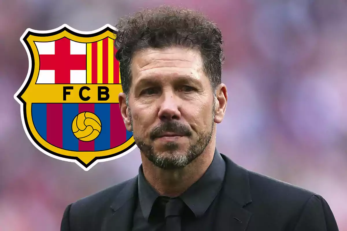 Cholo Simeone con traje negro frente al escudo del FC Barcelona.