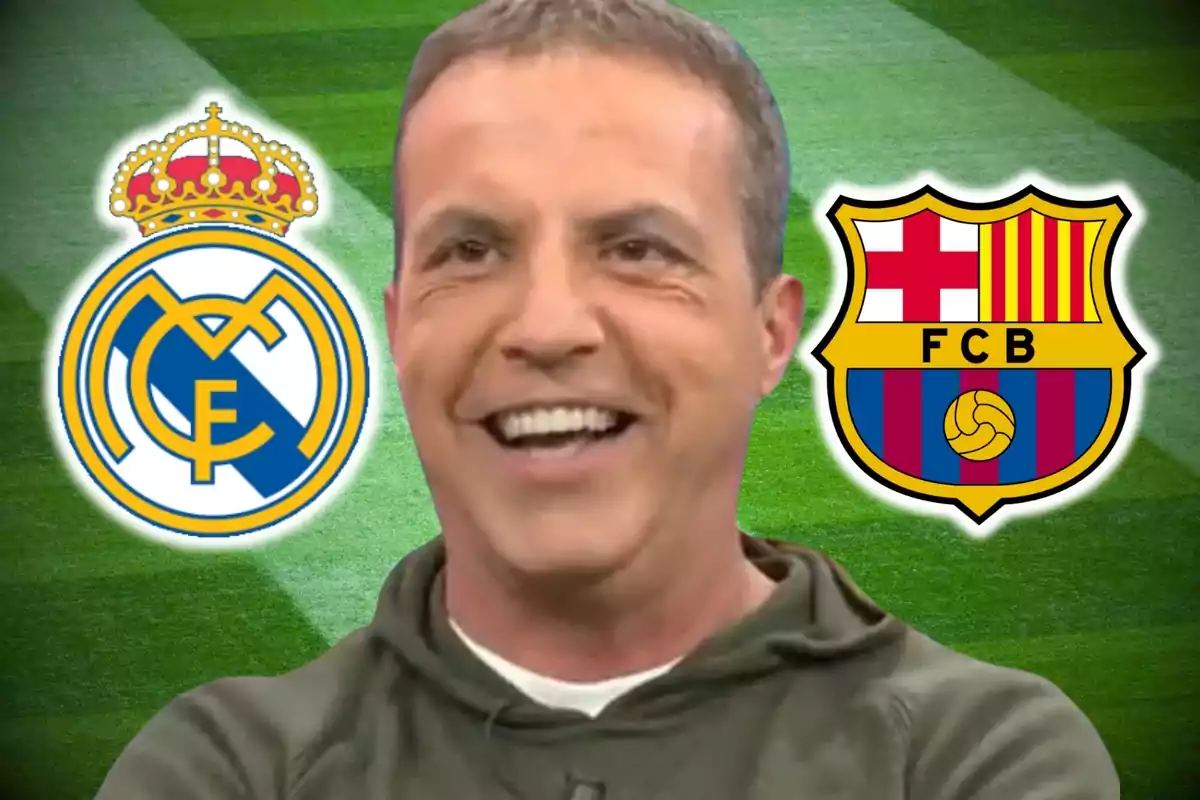 Un hombre sonriente con los escudos del Real Madrid y el FC Barcelona sobre un fondo de césped.