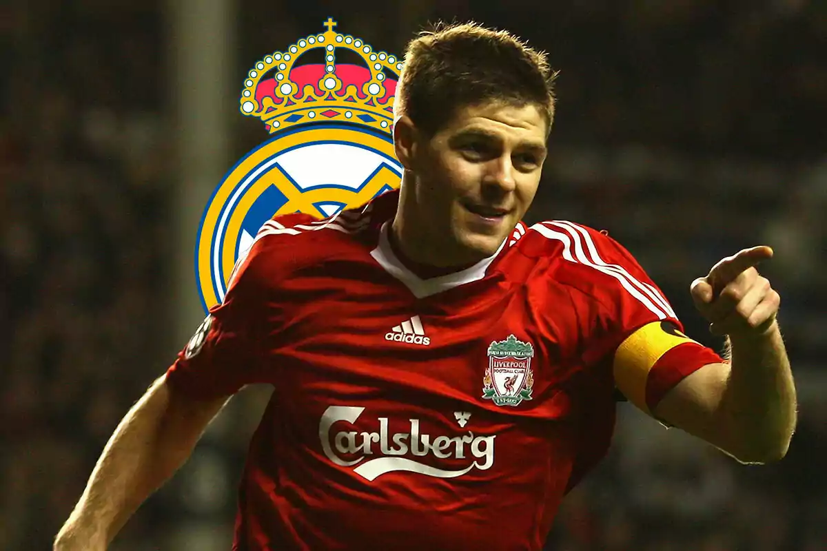 Steven Gerrard con el logo del Real Madrid de fondo.