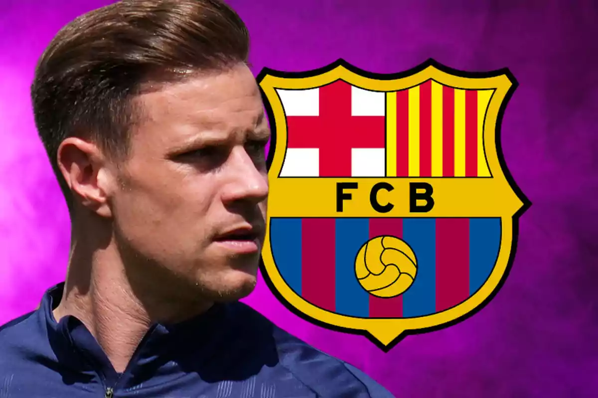 Un futbolista con chaqueta azul oscuro aparece en primer plano con el escudo del FC Barcelona de fondo sobre un fondo morado.