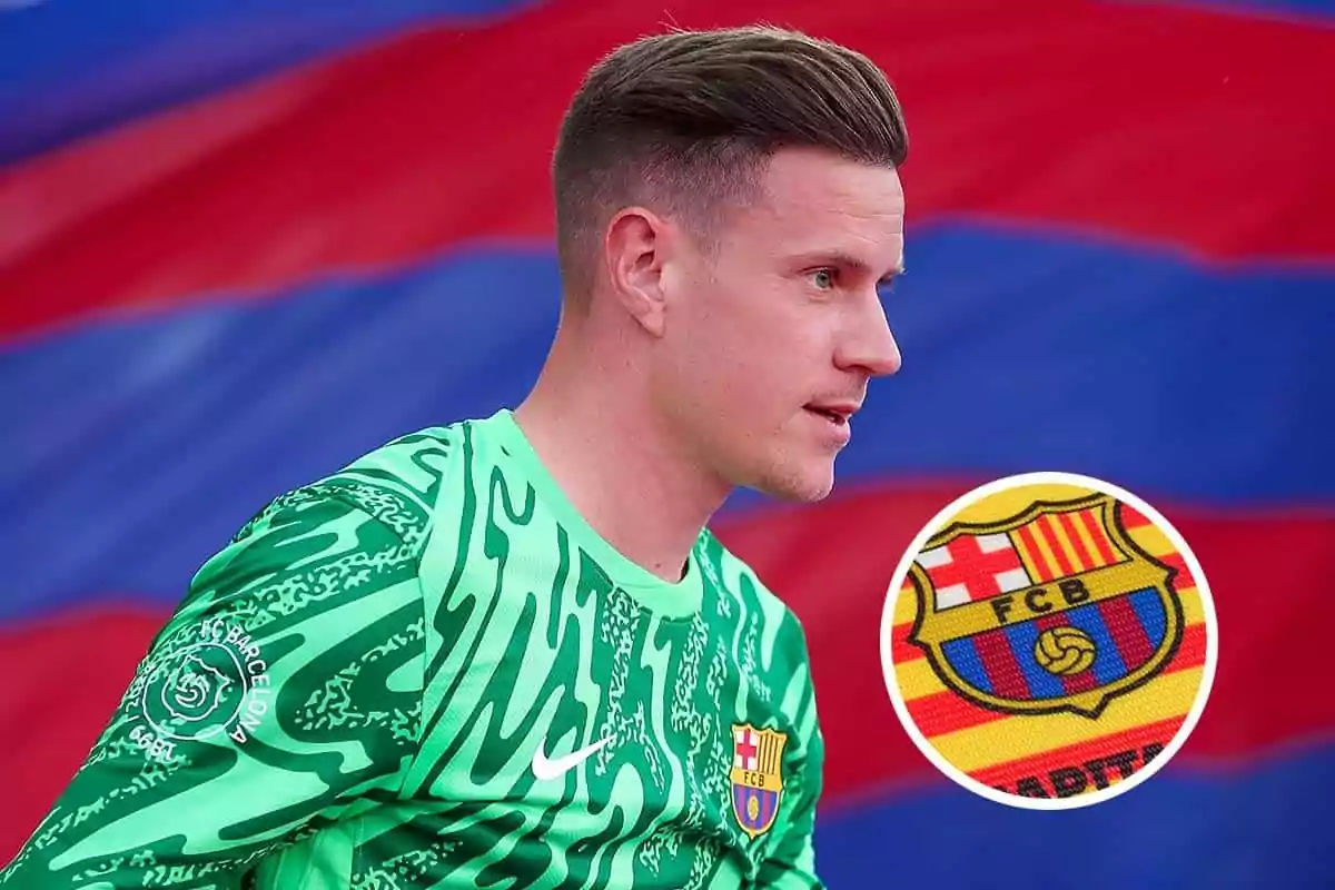 Ter Stegen con uniforme verde del FC Barcelona frente a un fondo con los colores del club y el escudo del equipo.