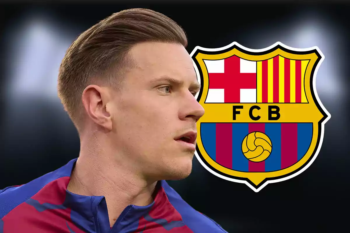 Futbolista con uniforme del Barcelona junto al escudo del club