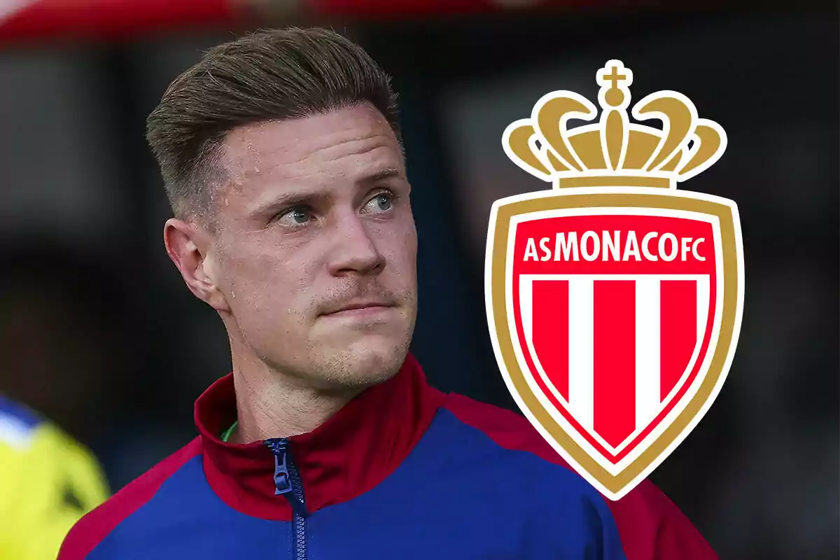 Ter Stegen con una chaqueta azul y roja junto al escudo del AS Monaco FC.