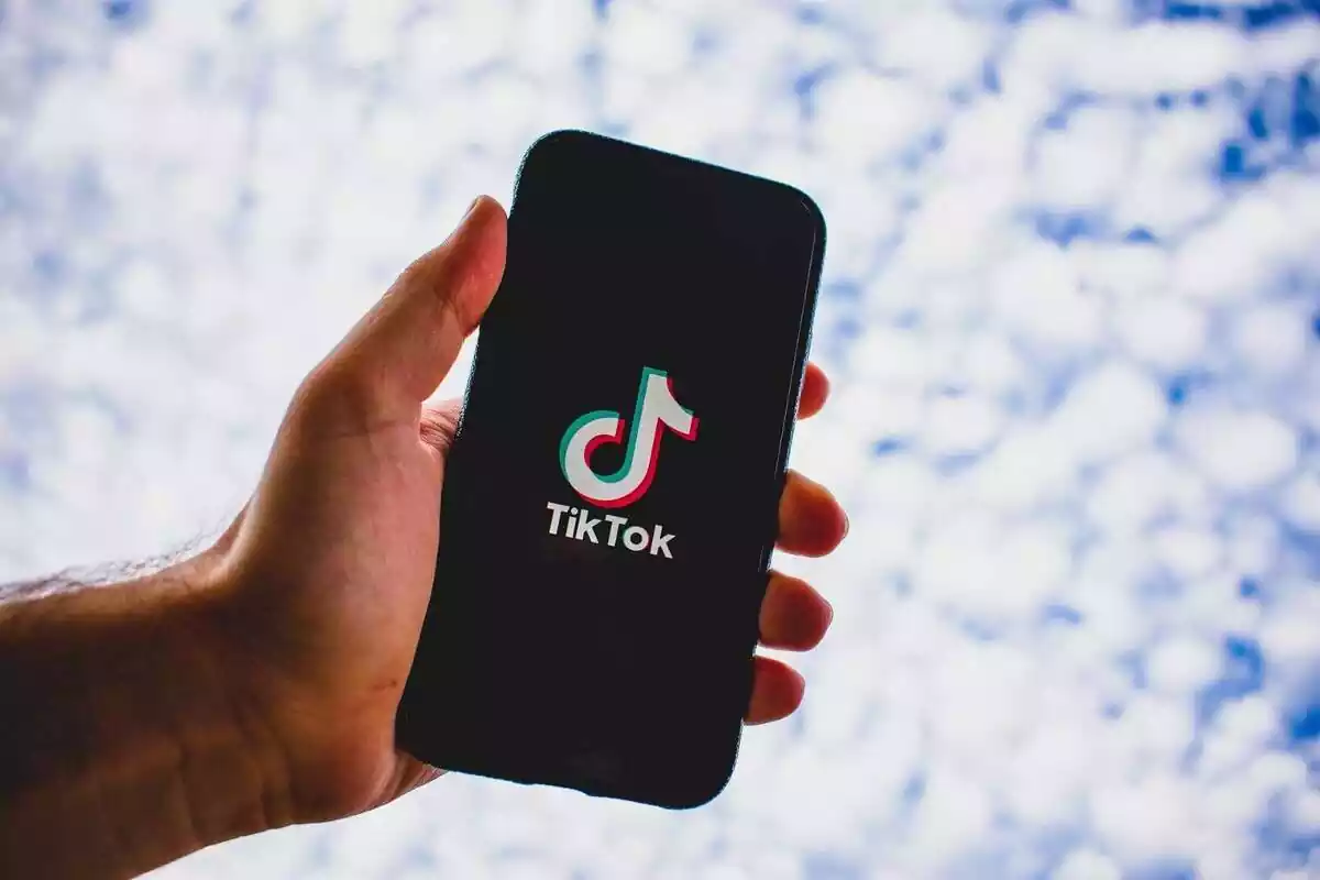 Un móvil con el logo de Tik Tok en la pantalla Un móvil con el logo de Tik Tok en la pantalla