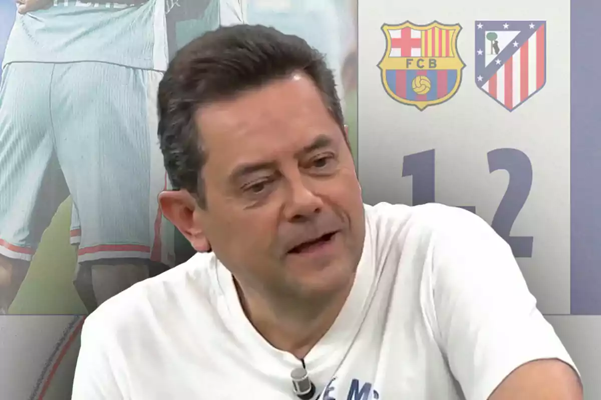 Tomás Roncero in a white jersey appears in the foreground while the FC Barcelona and Atlético de Madrid crests can be seen in the background along with the scoreboard 1-2.