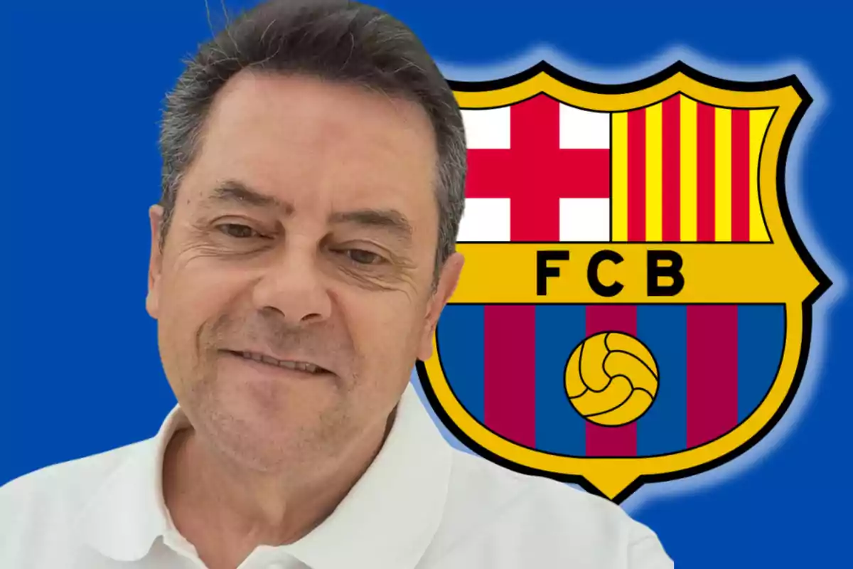 Un hombre sonriente con una camiseta blanca frente al escudo del FC Barcelona sobre un fondo azul.