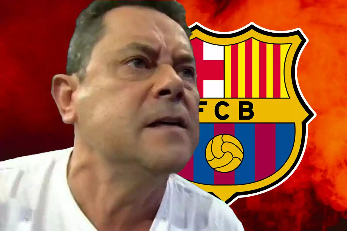 Tomás Roncero with a serious expression in front of the FC Barcelona crest on a red background.