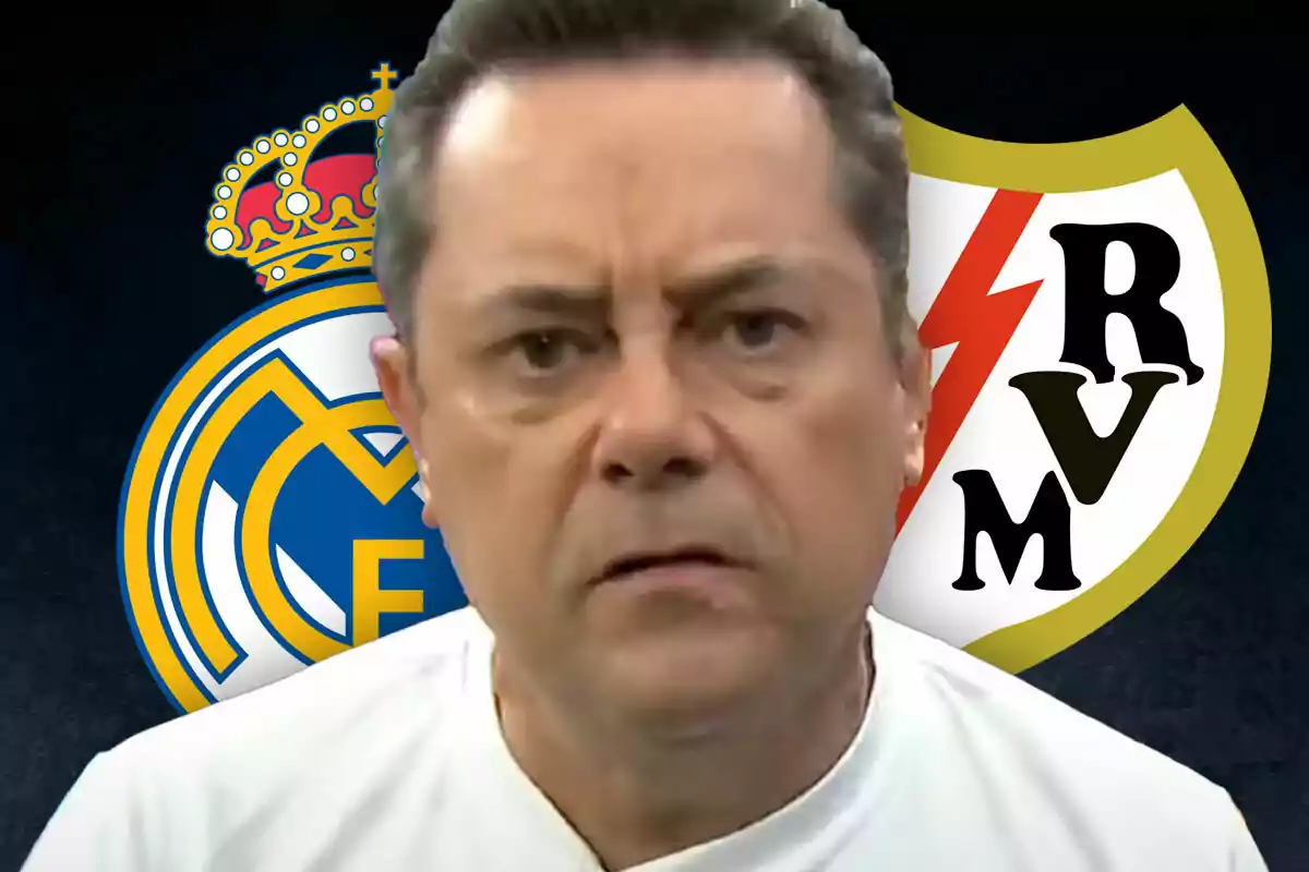 Un hombre con expresión seria frente a los escudos del Real Madrid y el Rayo Vallecano.