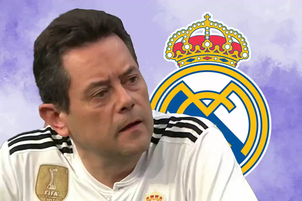 Tomás Roncero con camiseta del Real Madrid frente al logo del equipo.