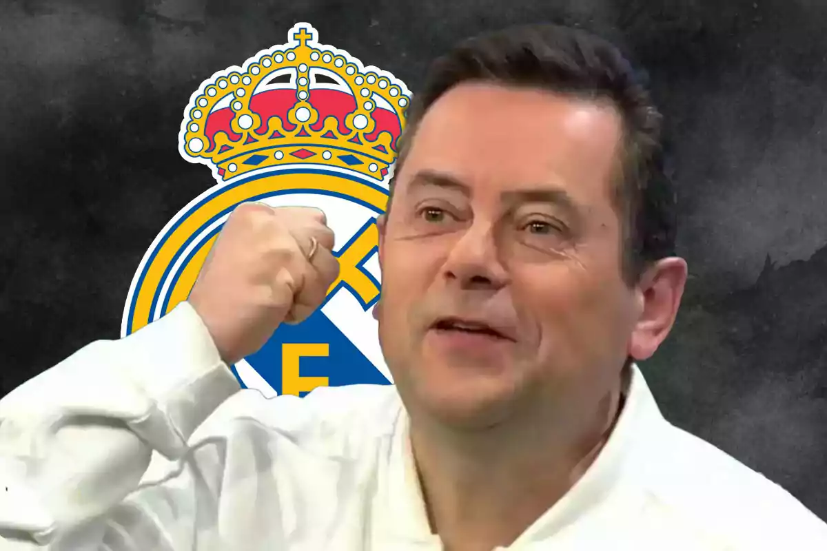 Tomás Roncero con gesto de celebración frente al logo del Real Madrid.