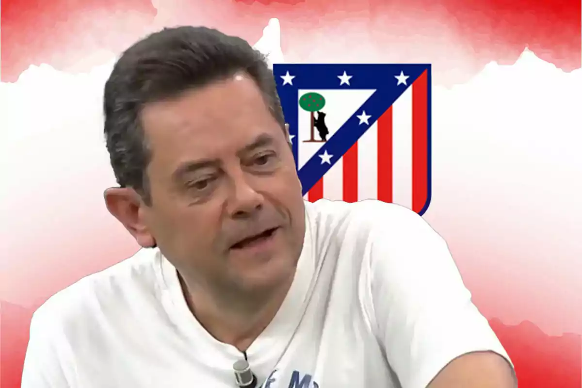 Tomás Roncero con una camiseta blanca está frente a un fondo con el escudo del Atlético de Madrid.