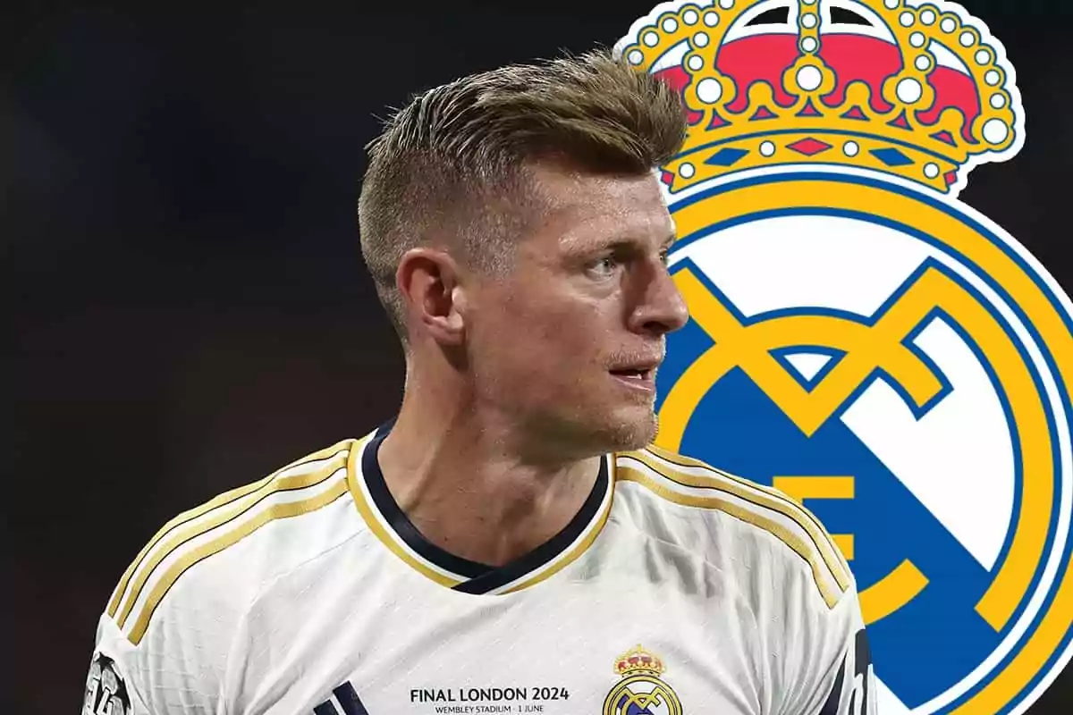 Toni Kroos con la camiseta del Real Madrid frente al escudo del equipo.