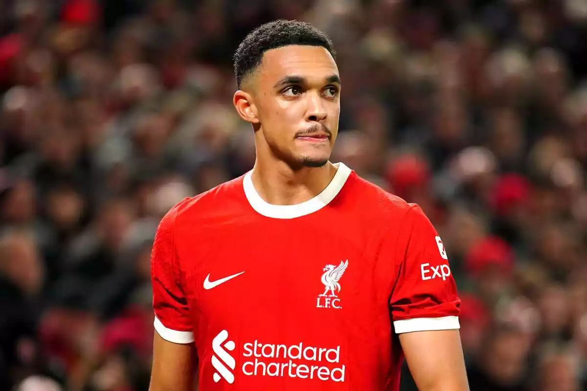 Trent Alexander-Arnold durante un partido del Liverpool mirando a un costado