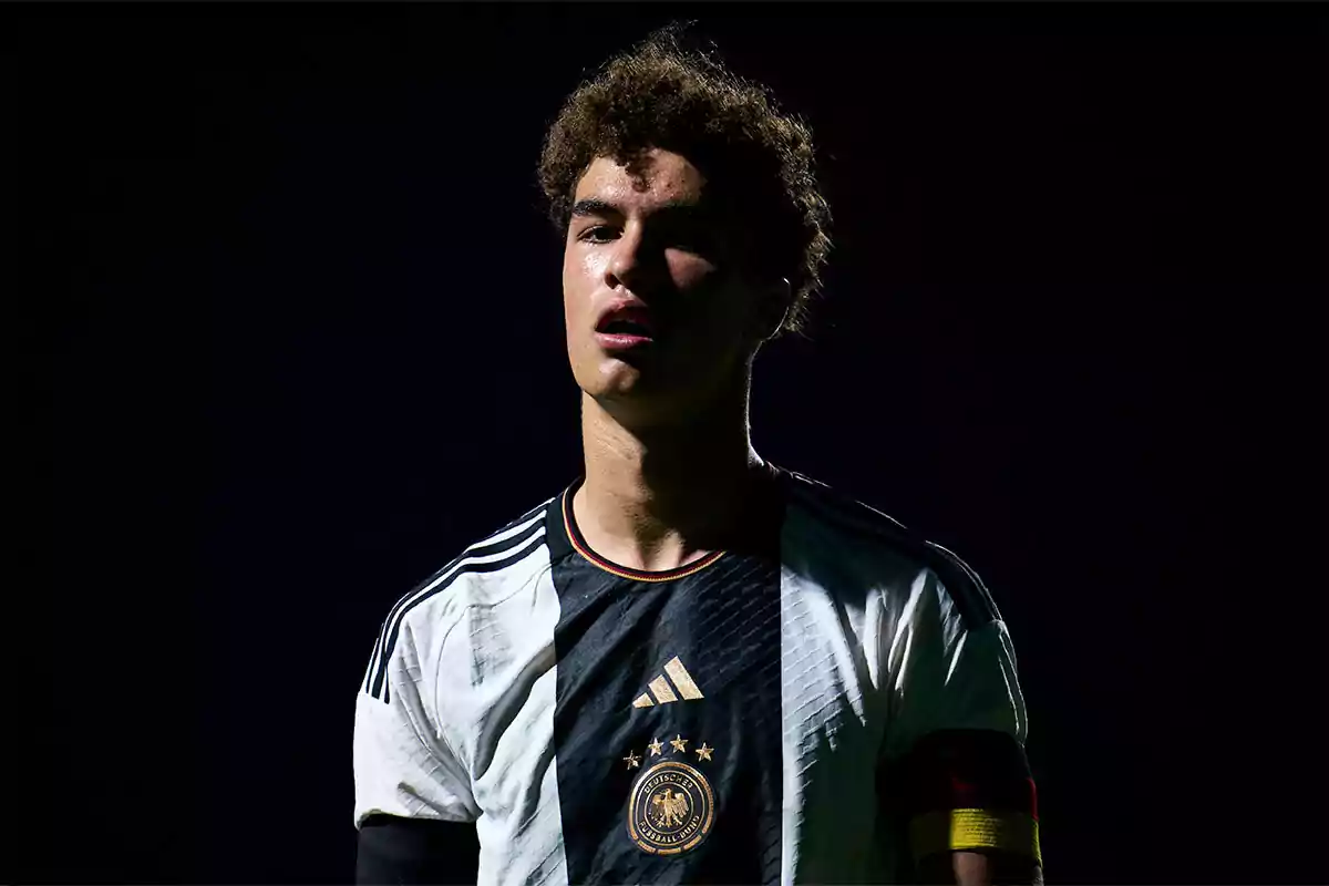 Noah Darvich con la camiseta de Alemania Noah Darvich con la camiseta de Alemania