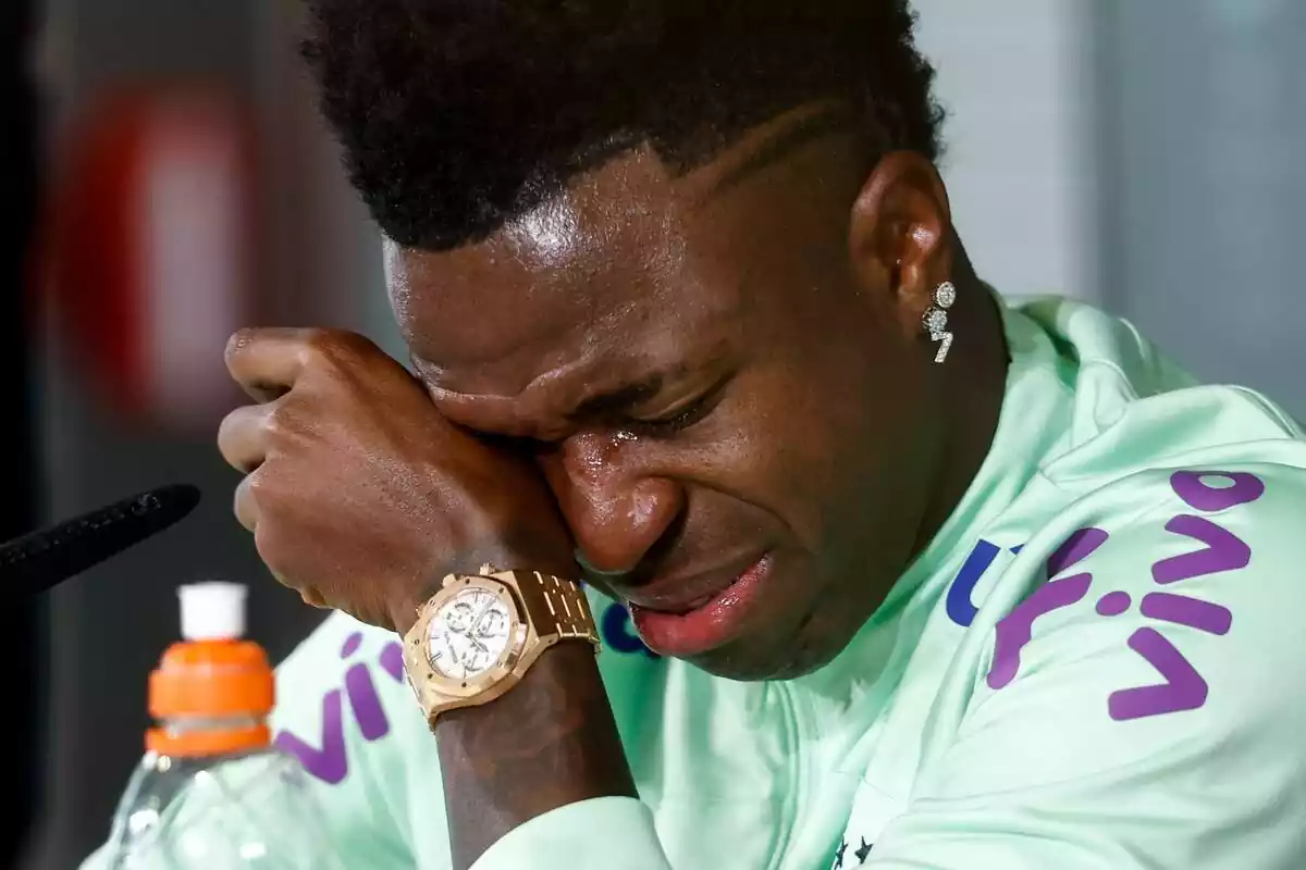 Vinícius Júnior breaks down crying in the press room with a gold watch on his wrist