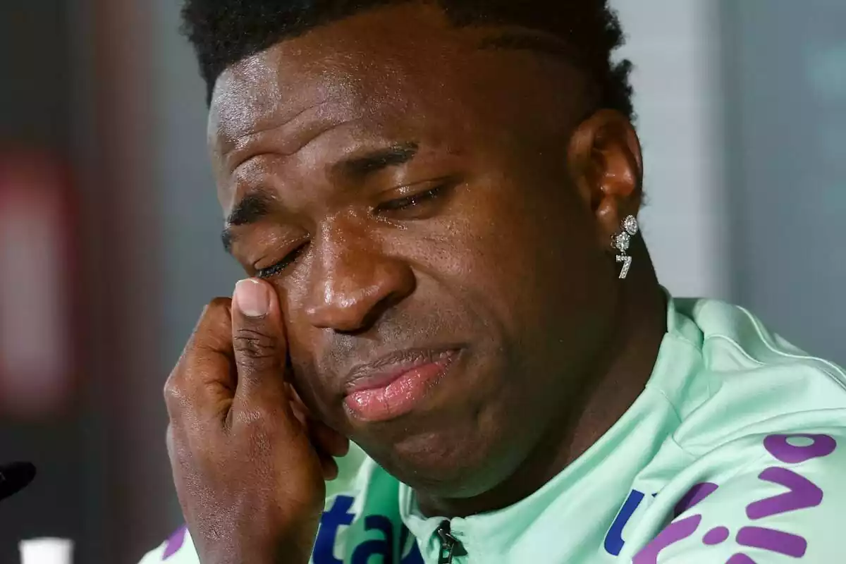 Vinícius Júnior wipes the tears from his face with his hand