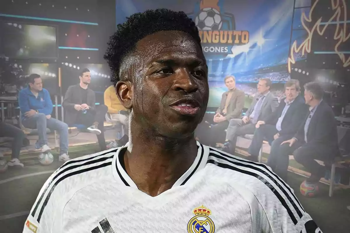 Un jugador de fútbol con la camiseta del Real Madrid aparece en primer plano, mientras que en el fondo se observa un set de televisión con varias personas sentadas y un logotipo que dice "El Chiringuito de Jugones".