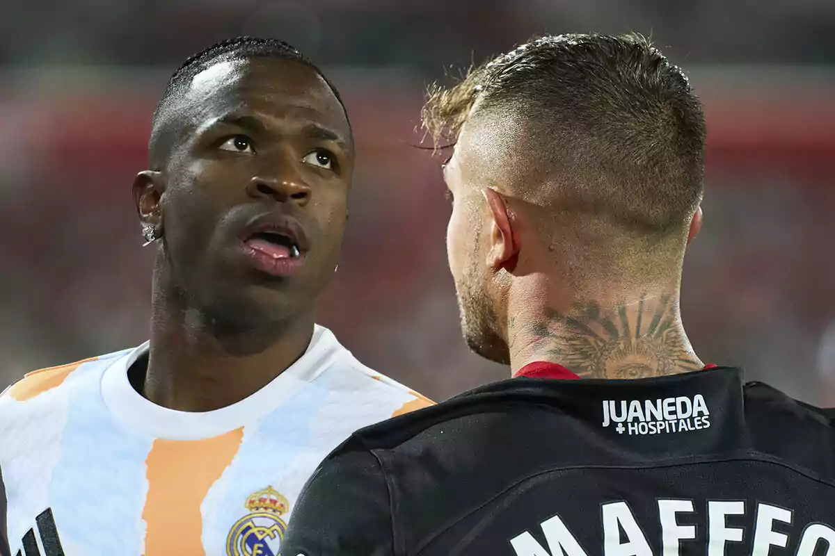 Vinícius Júnior y Pablo Maffeo enfrentándose en el campo durante un partido.