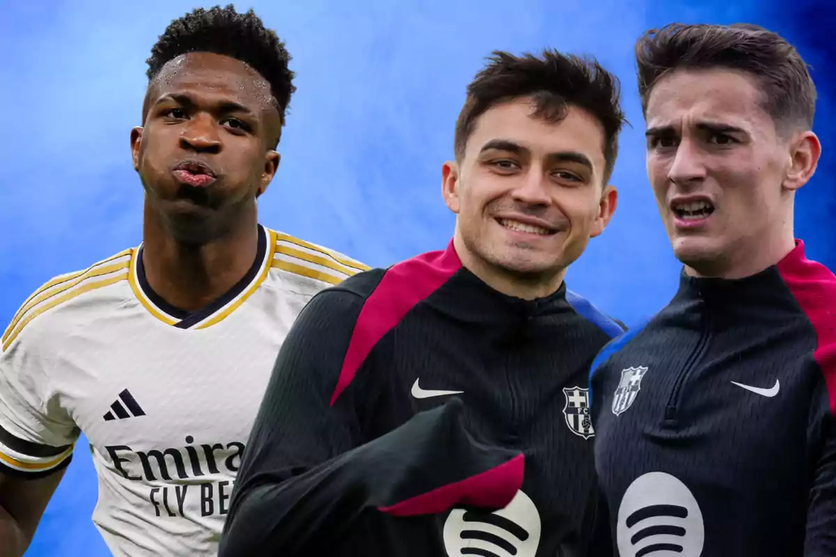 Tres jugadores de fútbol con uniformes de diferentes equipos posan frente a un fondo azul.