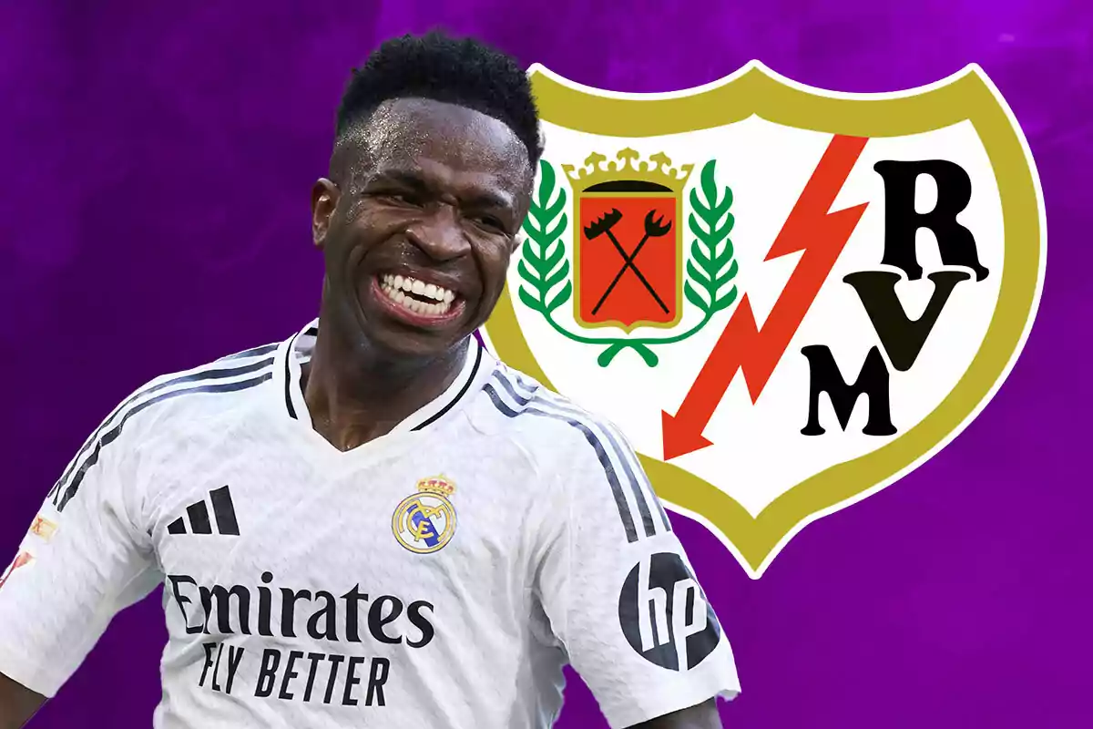 Un jugador de fútbol sonriente con la camiseta del Real Madrid frente al escudo del Rayo Vallecano sobre un fondo morado.