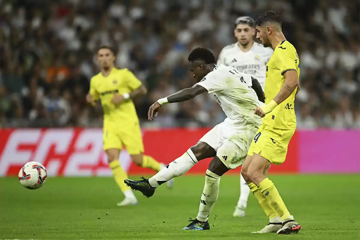 Vinicius en acción durante un partido contra el Villarreal en un estadio lleno de espectadores.