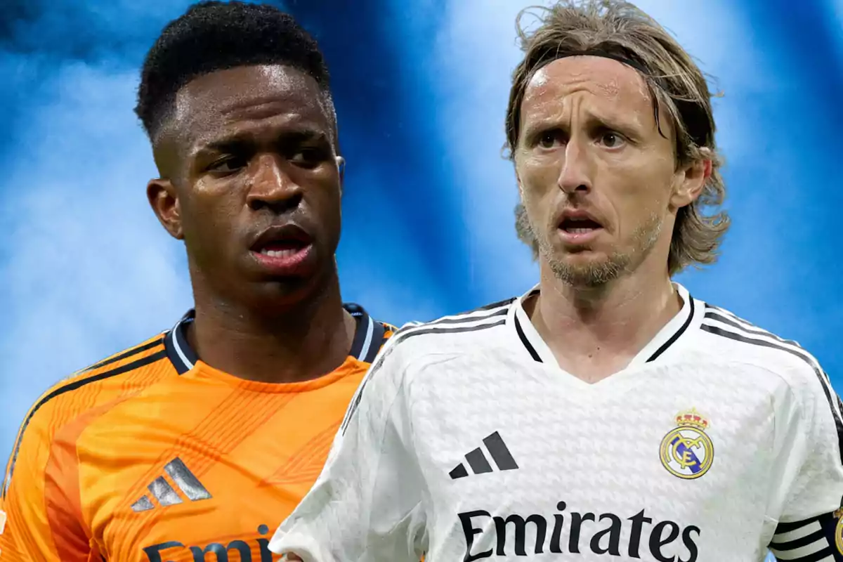 Dos jugadores de fútbol con uniformes del Real Madrid, uno con camiseta naranja y otro con camiseta blanca, sobre un fondo azul.