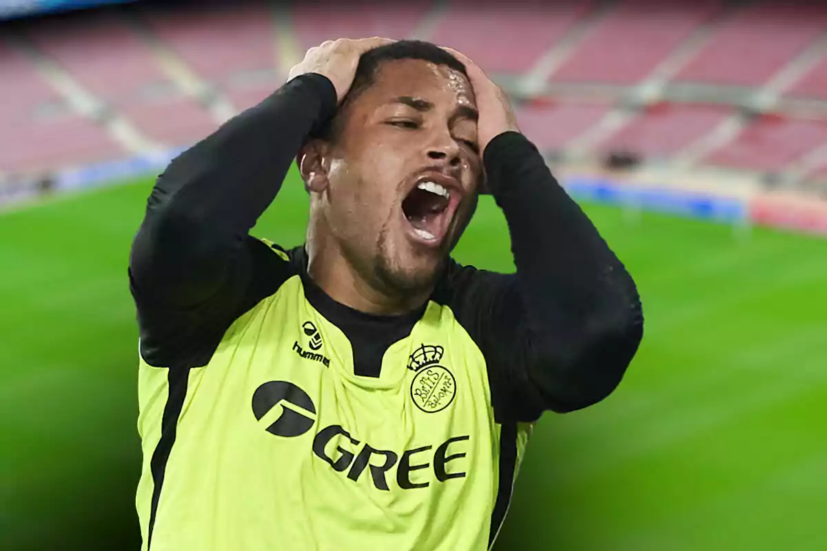 Vitor Roque con expresión de frustración en el Camp Nou.