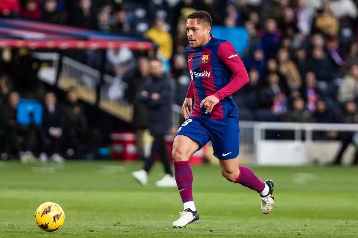 Vitor Roque drives the ball with the FC Barcelona shirt during a match