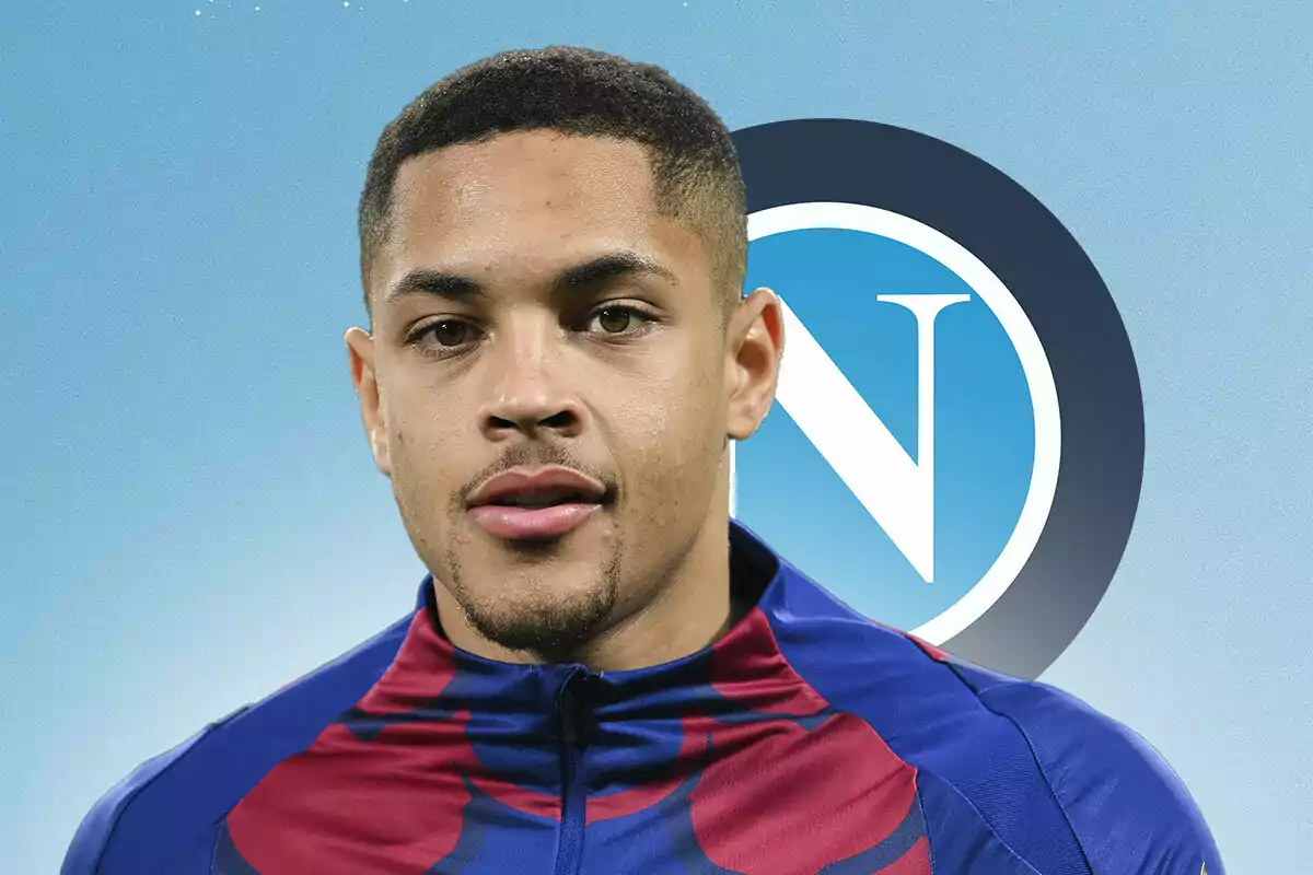 Vitor Roque con uniforme azul y rojo frente al logo del Napoli.