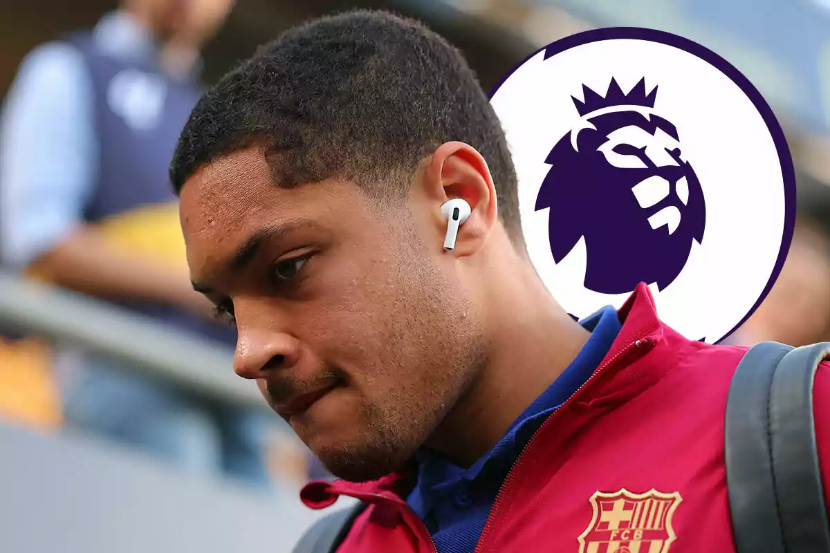 Vitor Roque con auriculares y una chaqueta del FC Barcelona, con el logo de la Premier League en el fondo.