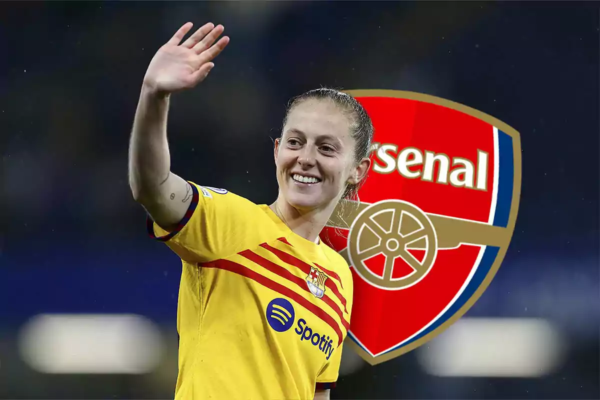 Keira Walsh saludando, detrás el escudo del Arsenal