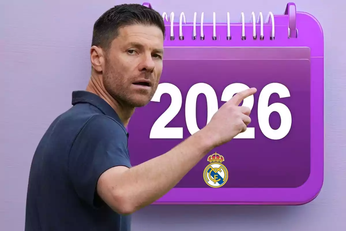 Hombre señalando un calendario morado con el número 2026 y el escudo del Real Madrid