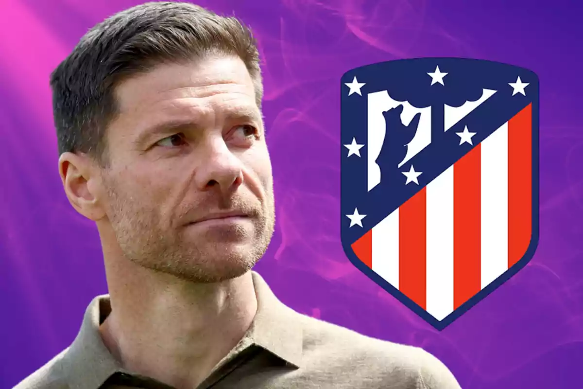 Hombre de cabello corto mirando hacia la derecha con el escudo del Atlético de Madrid sobre un fondo morado