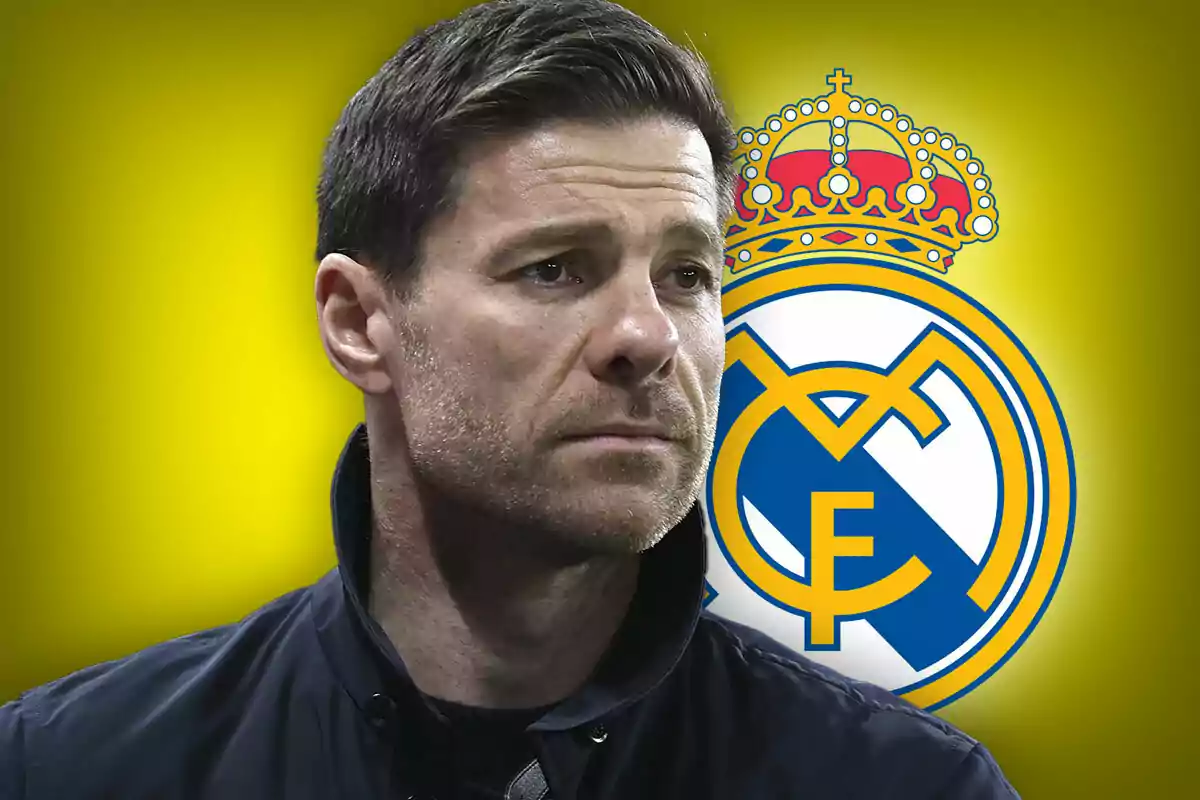 Un hombre con expresión seria frente al escudo del Real Madrid sobre un fondo amarillo.