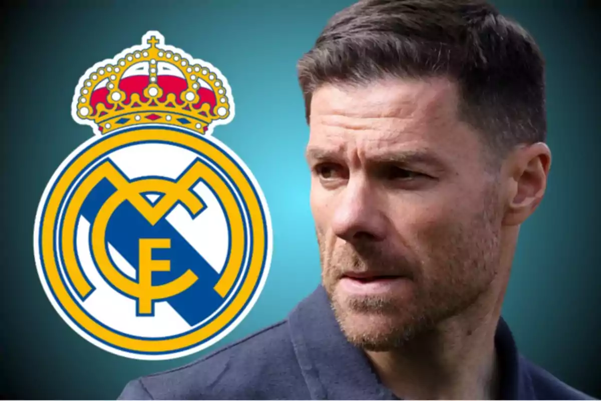 Un hombre mirando hacia la derecha con el escudo del Real Madrid al fondo.