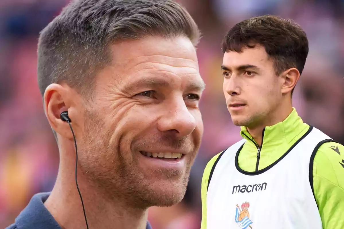 Un hombre sonriente con auriculares en primer plano y otro hombre con chaqueta deportiva verde en el fondo