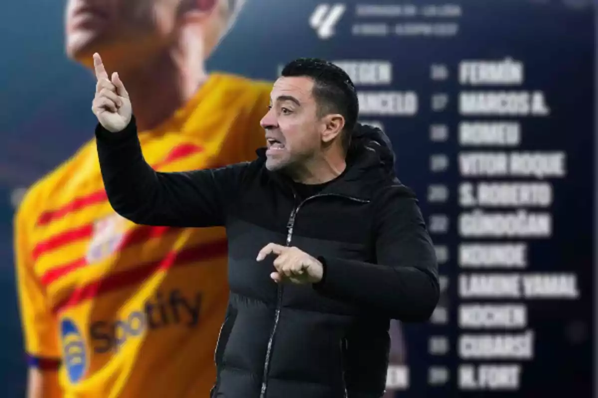 Xavi levantando el dedo, con la convocatoria del Girona-Barça detrás