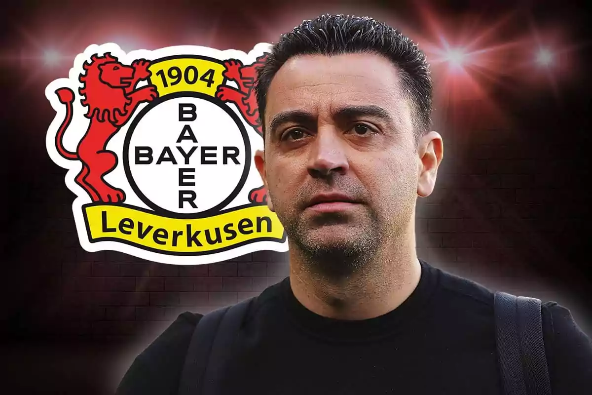 Un hombre frente al logo del Bayer Leverkusen con un fondo oscuro y luces brillantes.