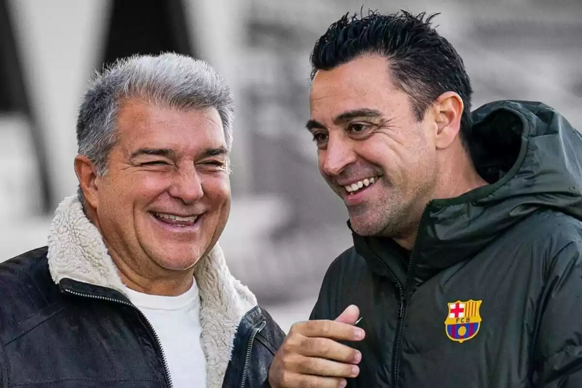 Xavi Hernández y Joan Laporta con una gran sonrisa compartiendo confidencias