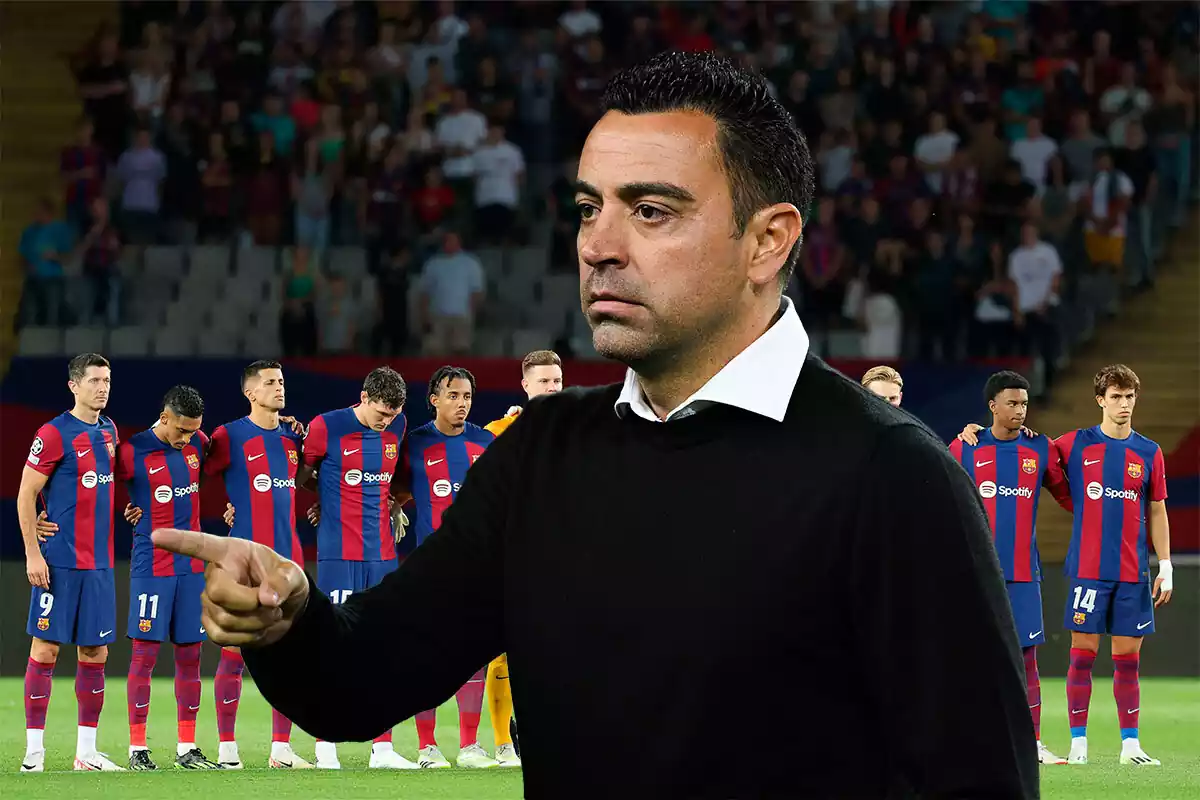 Xavi señalando con el dedo, por detrás la plantilla del Barça