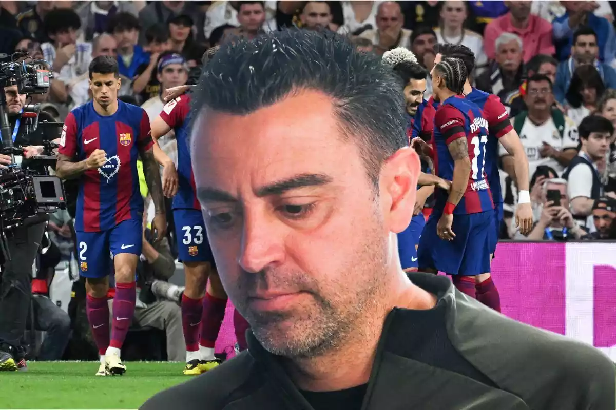 Xavi cabizbajo, con la plantilla del Barça detrás