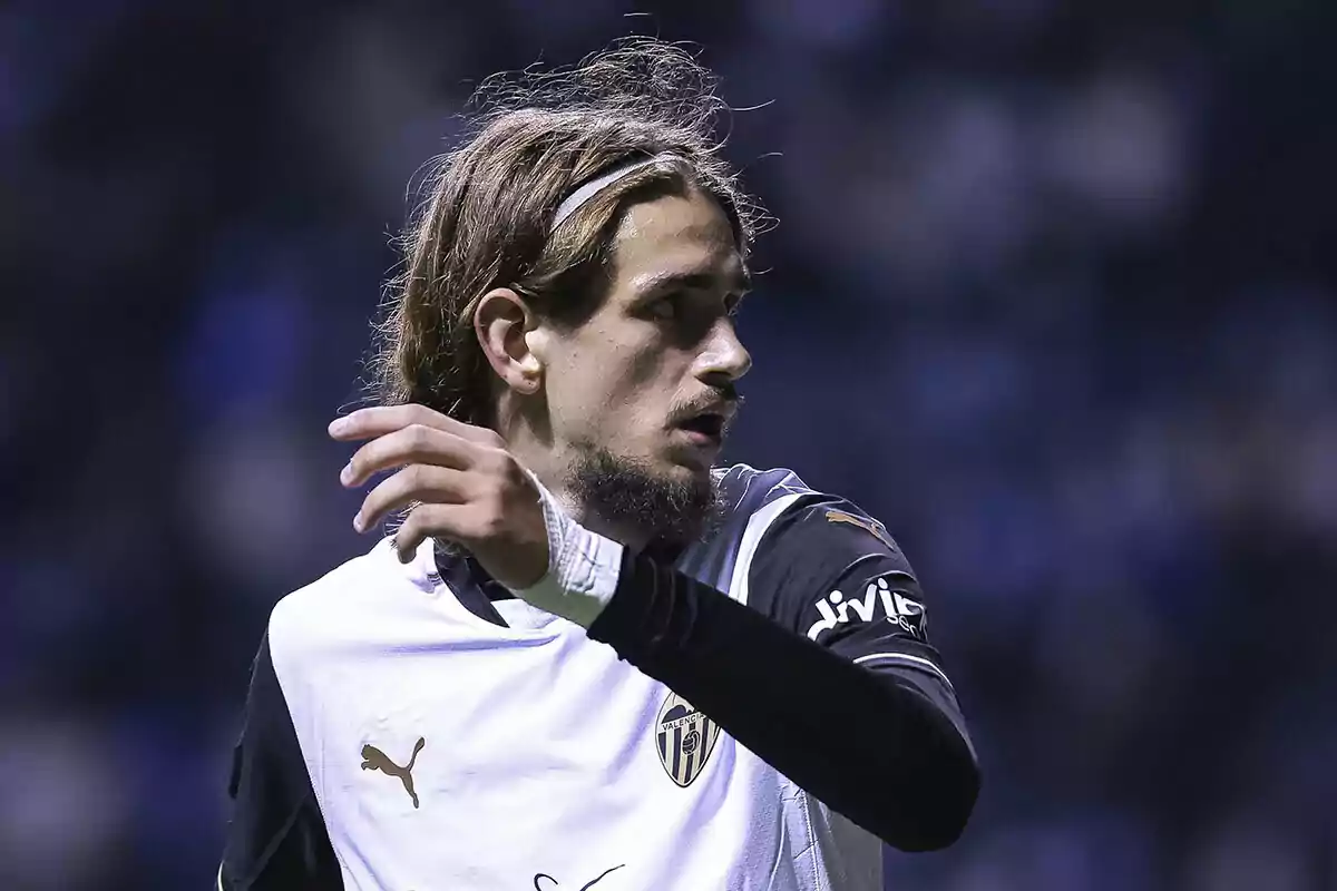 Yarek wearing a Valencia jersey on the field. Yarek wearing a Valencia jersey on the field.