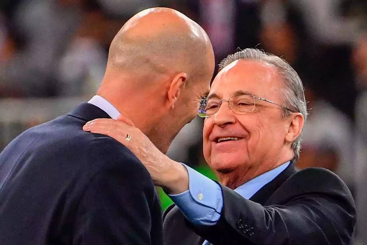 Zidane y Florentino se saludan y sonríen en un evento.